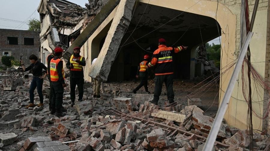 7.mai.2025 - Prédio danificado no complexo governamental de saúde e educação em Muridke, no Paquistão, após ataques indianos 7.mai.2025 - Prédio danificado no complexo governamental de saúde e educação em Muridke, no Paquistão, após ataques indianos