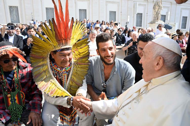 28.jun.23 - Papa Francisco cumprimenta as pessoas durante a audiência geral semanal na Praça de São Pedro, no Vaticano 28.jun.23 - Papa Francisco cumprimenta as pessoas durante a audiência geral semanal na Praça de São Pedro, no Vaticano