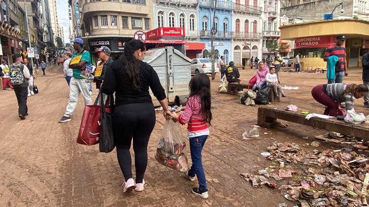 Sheila Meireles deixa centro histórico de Porto Alegre com a filha após encontrar produtos de camelô em meio ao lixo Sheila Meireles deixa centro histórico de Porto Alegre com a filha após encontrar produtos de camelô em meio ao lixo