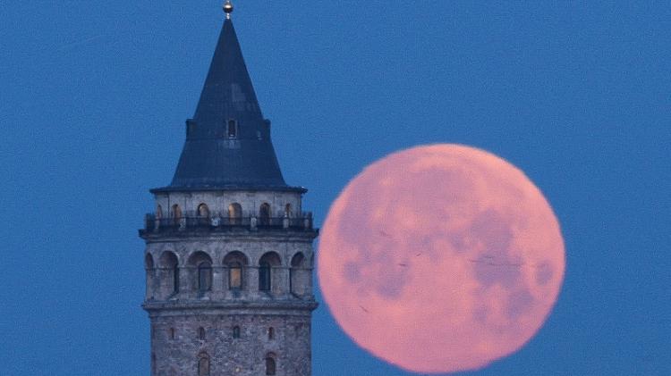 Lua de Sangue é vista por trás da Torre de Gálata, em Istambul, na Turquia Lua de Sangue é vista por trás da Torre de Gálata, em Istambul, na Turquia