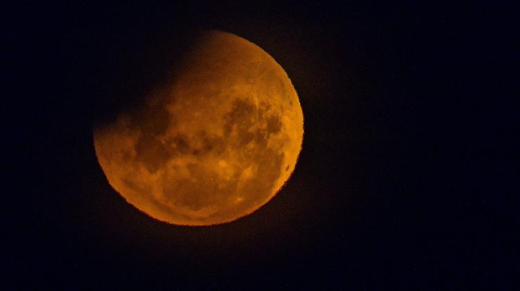 14.mar.2025 - Detalhe da Lua de Sangue em eclipse lunar observado na cidade de Canberra, na Austrália 14.mar.2025 - Detalhe da Lua de Sangue em eclipse lunar observado na cidade de Canberra, na Austrália