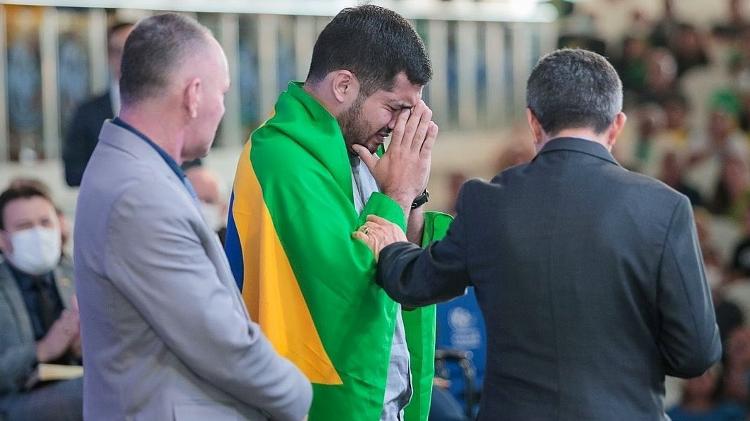 André Fernandes e o pai (à esq.), Alcides Fernandes, recebendo oração no Santuário Canaã, em Fortaleza, em 2022 André Fernandes e o pai (à esq.), Alcides Fernandes, recebendo oração no Santuário Canaã, em Fortaleza, em 2022