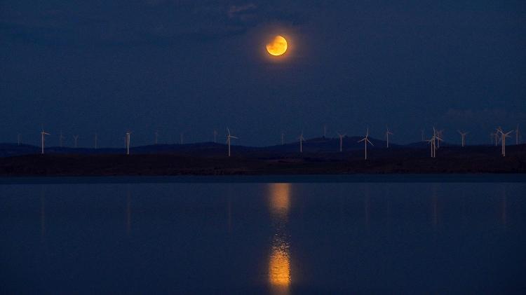 Lua de Sangue sobre o céu do lago George, em Canberra, na Austrália Lua de Sangue sobre o céu do lago George, em Canberra, na Austrália