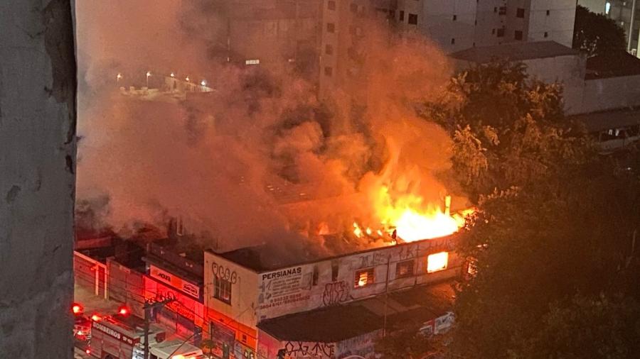 Incêndio atinge imóvel na Avenida Angélica, no centro de SP