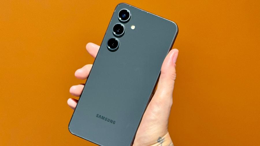 Samsung Galaxy S24 FE na cor grafite Samsung Galaxy S24 FE na cor grafite