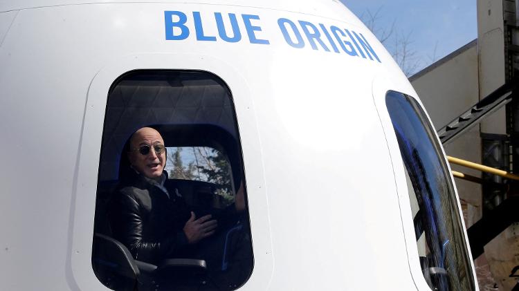 Fundador da Amazon, Jeff Bezos posa dentro de cápsula de sua empresa espacial, a Blue Origin Fundador da Amazon, Jeff Bezos posa dentro de cápsula de sua empresa espacial, a Blue Origin