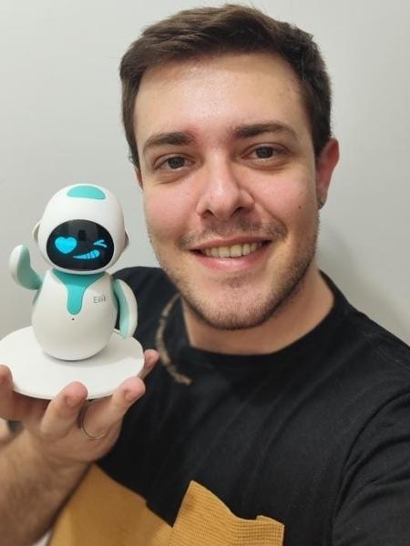 O brasileiro Jonathan Miranda e seu robô Eilik O brasileiro Jonathan Miranda e seu robô Eilik