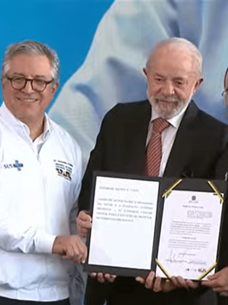 O presidente Lula assina o decreto que recria o programa de especialistas no SUS O presidente Lula assina o decreto que recria o programa de especialistas no SUS