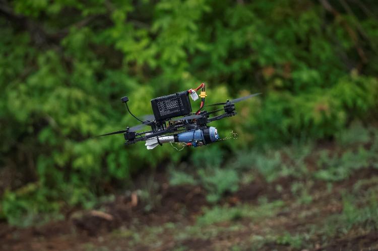 Drone ucraniano em voo Drone ucraniano em voo
