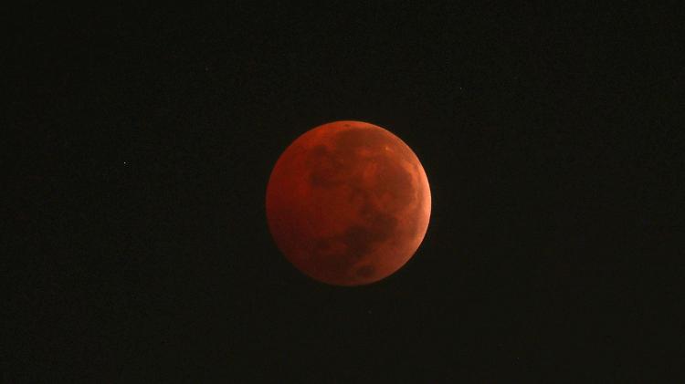 Lua cheia é vista durante o fenômeno "Lua de Sangue" na cidade do Rio de Janeiro Lua cheia é vista durante o fenômeno "Lua de Sangue" na cidade do Rio de Janeiro