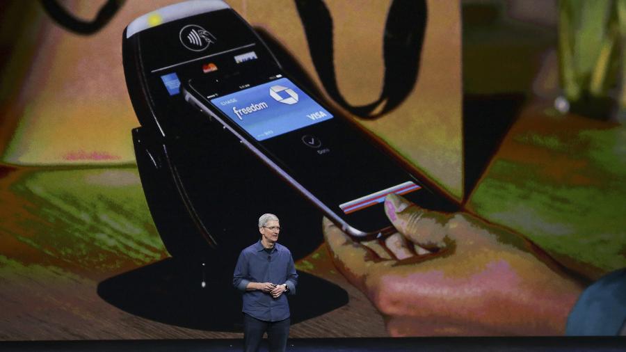 Tim Cook, CEO da Apple, fala sobre o Apple Pay, durante evento em Cupertino (Califórnia), em setembro de 2014 Tim Cook, CEO da Apple, fala sobre o Apple Pay, durante evento em Cupertino (Califórnia), em setembro de 2014