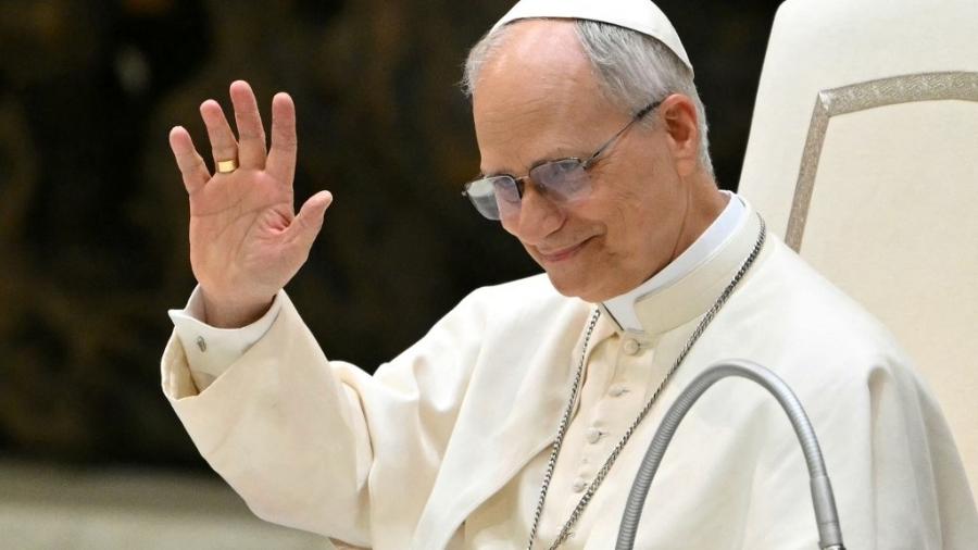 O Papa Leão 14 gesticula enquanto lidera uma audiência com representantes da mídia, no salão Paulo VI, no Vaticano, em 12 de maio de 2025 O Papa Leão 14 gesticula enquanto lidera uma audiência com representantes da mídia, no salão Paulo VI, no Vaticano, em 12 de maio de 2025