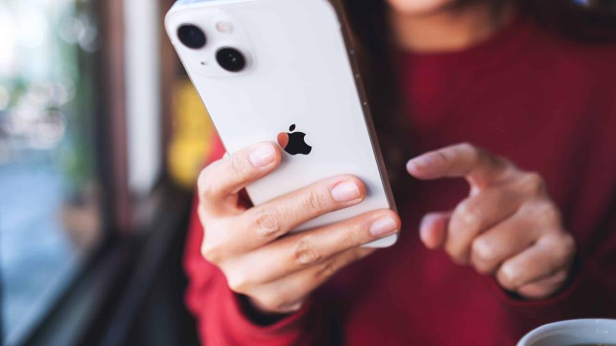 Mulher usando um iPhone 13 Mulher usando um iPhone 13