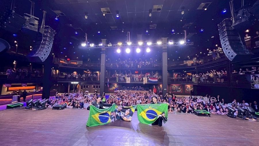Dupla de atores tailandeses Up e Poom em fanmeeting no Brasil Dupla de atores tailandeses Up e Poom em fanmeeting no Brasil