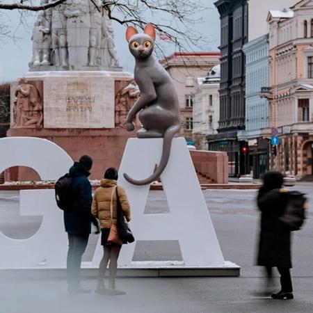 O gato do filme Flow em cima do letreiro da cidade de Riga, na Letônia O gato do filme Flow em cima do letreiro da cidade de Riga, na Letônia