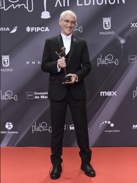 Luiz Bolognesi com o Prêmio Platino de "Melhor Criação de Série" para "Senna" Luiz Bolognesi com o Prêmio Platino de "Melhor Criação de Série" para "Senna"