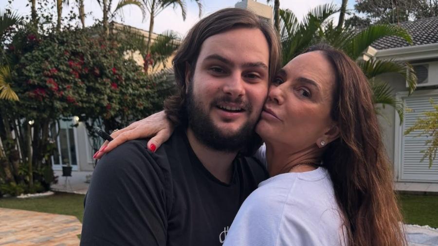 Luiza Brunet mostra fotos raras com o filho caçula e se declara Luiza Brunet mostra fotos raras com o filho caçula e se declara