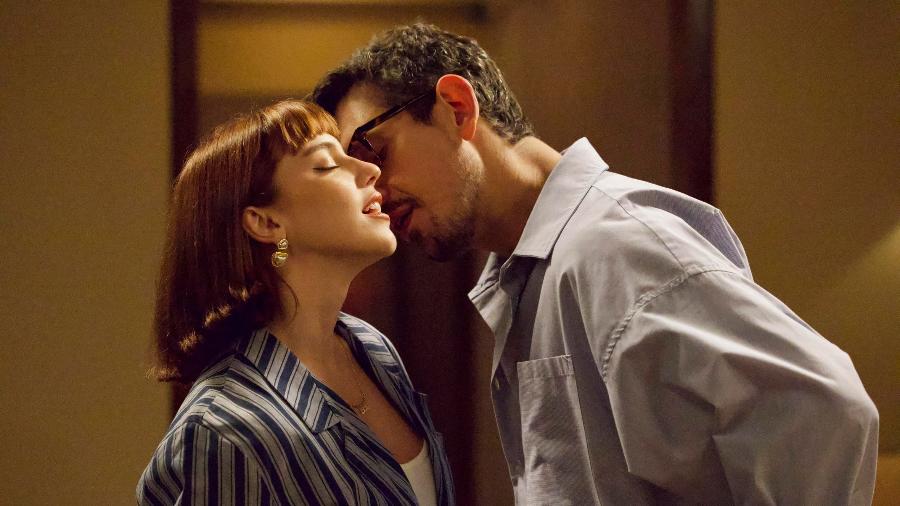 Solange (Alice Wegmann) e Renato (João Vicente de Castro) em "Vale Tudo" - Manoella Mello/Globo