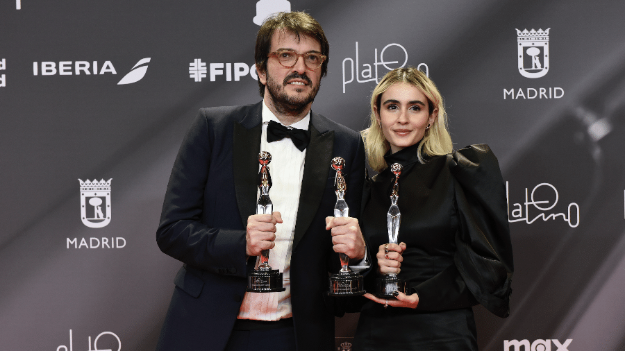 O produtor Rodrigo Teixeira e a atriz Valentina Herszage com os Platinos de Melhor Filme, Atriz e Diretor para "Ainda Estou Aqui" O produtor Rodrigo Teixeira e a atriz Valentina Herszage com os Platinos de Melhor Filme, Atriz e Diretor para "Ainda Estou Aqui"