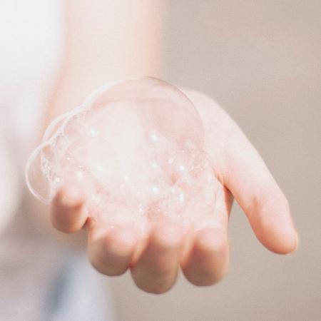 Líquido ou em barra, é preciso prestar atenção aos ingredientes do sabonete - Unsplash/Matthew Tkocz