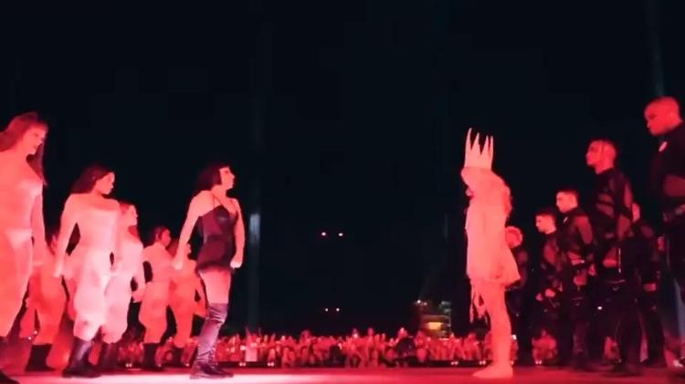 Durante apresentação, gaga até simulou jogo de xadrez com dançarina que estava vestida como sua sósia em "Bad Romance" Durante apresentação, gaga até simulou jogo de xadrez com dançarina que estava vestida como sua sósia em "Bad Romance"